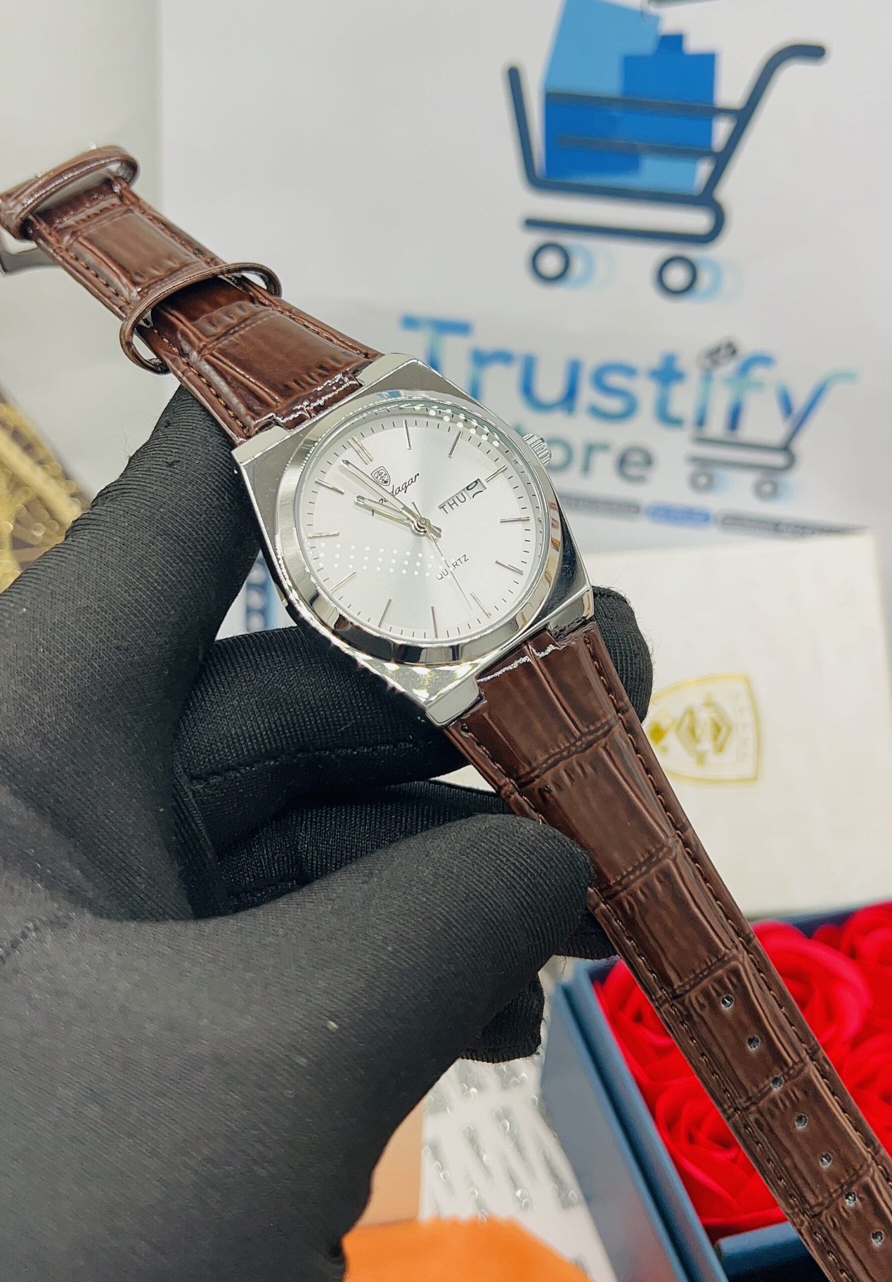 Poedagar Leather-Strapped Wristwatch